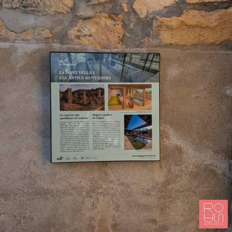 Cartellera d'informació a paret amb placa i contraplaca